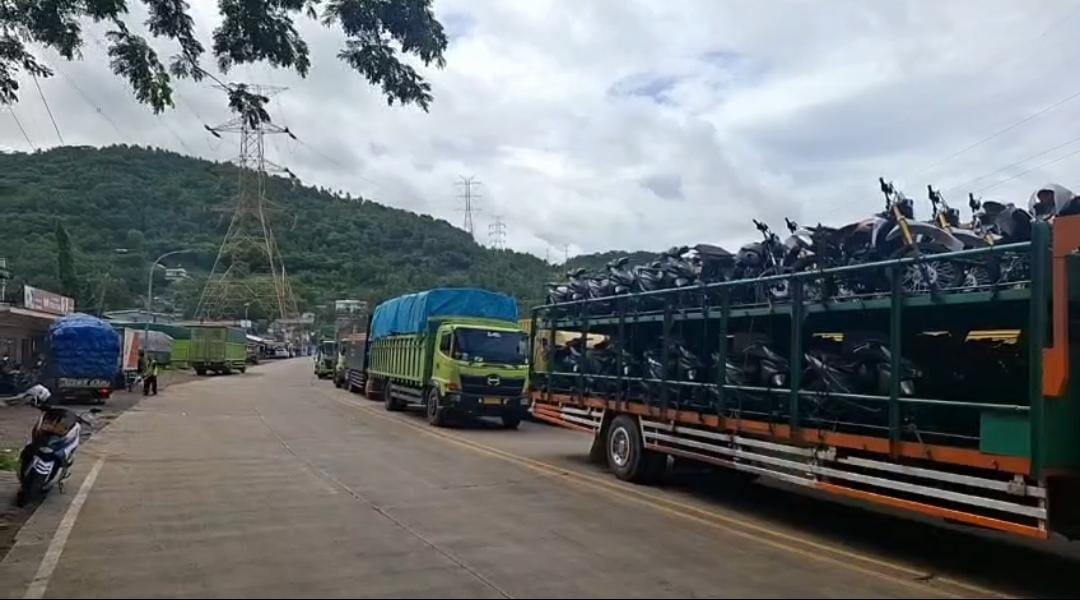 Antrean truk yang hendak menyeberang melalui Pelabuhan Merak (Bantentv.com/ Ali)