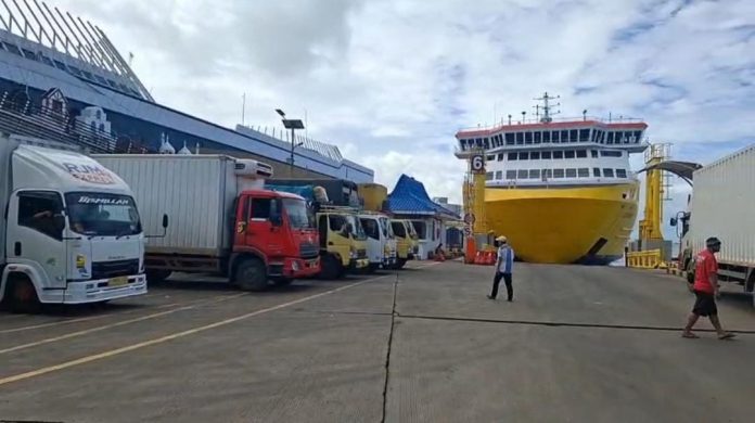 Antrean truk yang hendak menyeberang melalui Pelabuhan Merak (Bantentv.com/ Ali)