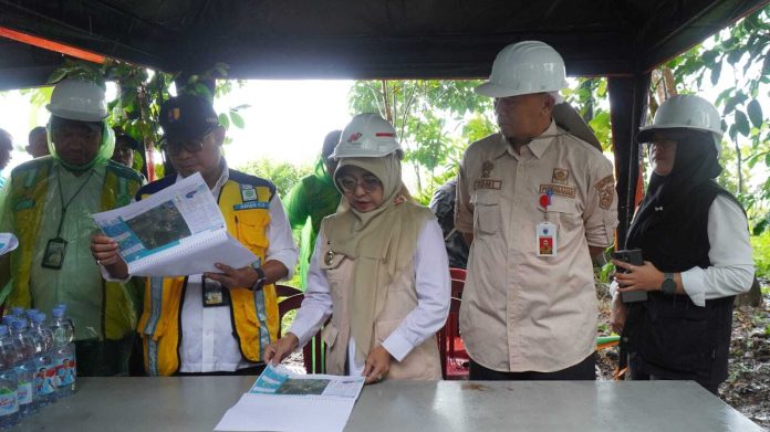 Bupati Pandeglang Dewi Setiani saat melakukan monitoring pembangunan irigasi di Desa Pandat (Bantentv.com/ Rangga)