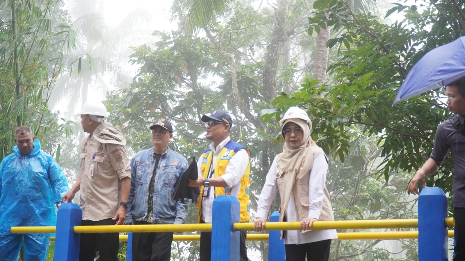 Bupati Pandeglang Dewi Setiani saat melakukan monitoring pembangunan irigasi di Desa Pandat (Bantentv.com/ Rangga)