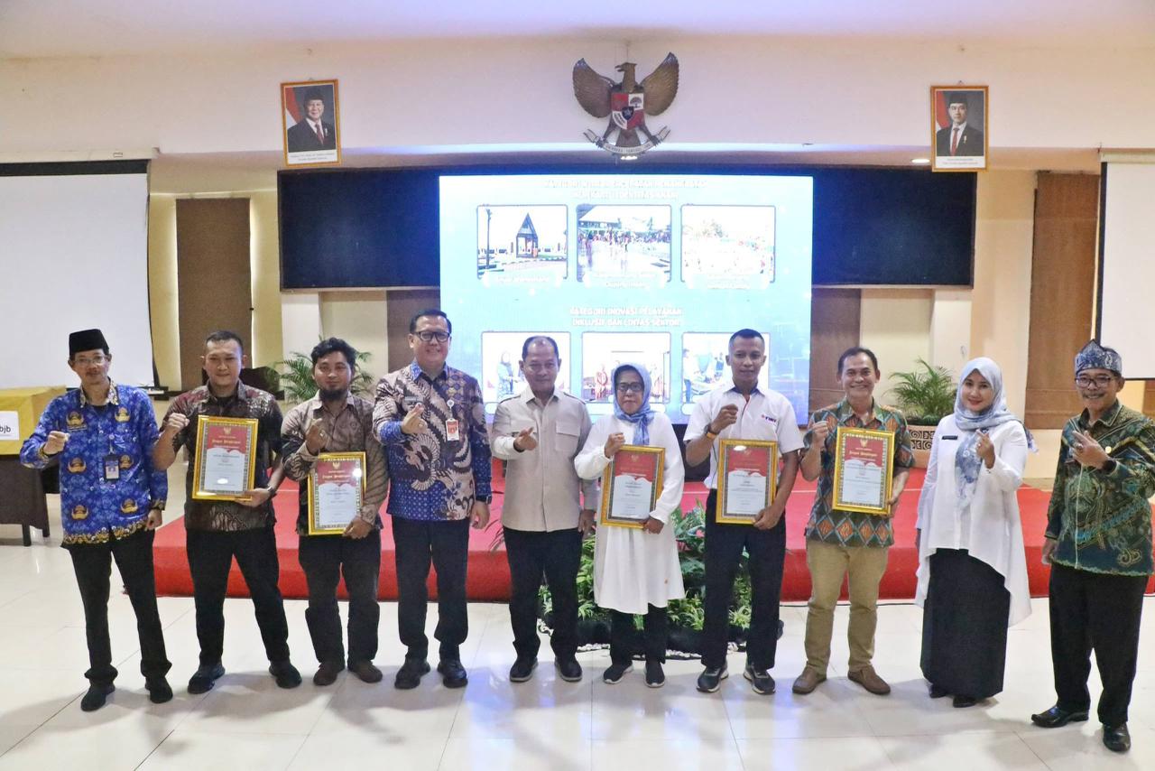 Wakil Bupati serang memberikan piagam penghargaan untuk Layanan Adminduk Kabupaten Serang (Bantentv.com/ Riki)