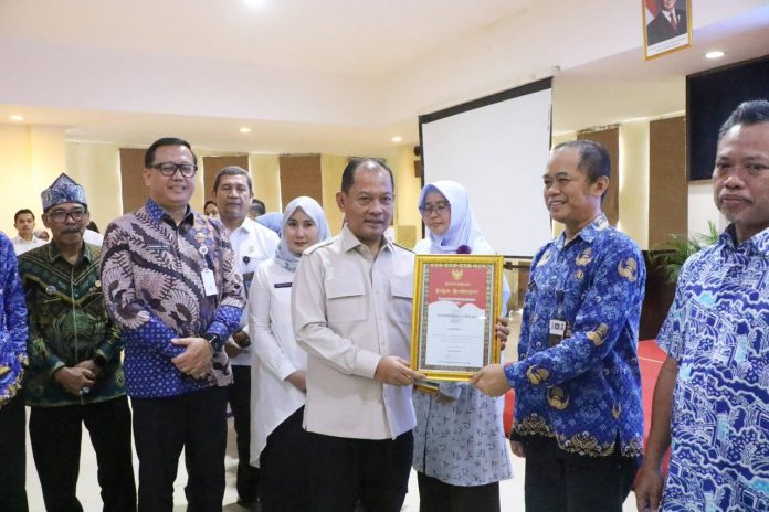 Wakil Bupati serang memberikan piagam penghargaan untuk Layanan Adminduk Kabupaten Serang (Bantentv.com/ Riki)