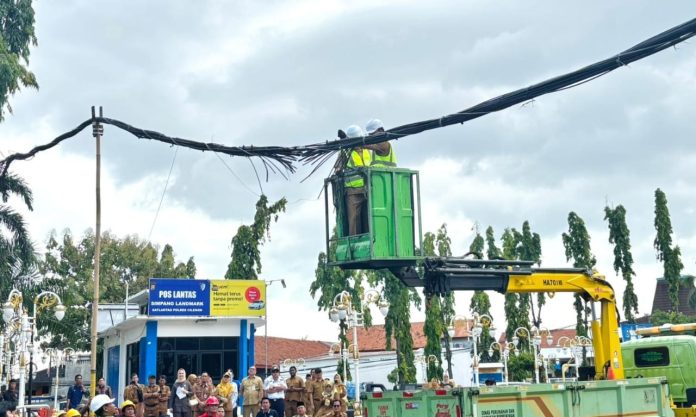 Proses pemotongan kabel oleh Asosiasi Penyelenggara Jaringan Telekomunikasi (Apjatel) (Foto: Bantentv.com/ Ali)