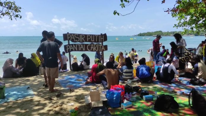 Momen libur Natal 2025 dan menjelang Tahun Baru 2026 dimanfaatkan masyarakat untuk berwisata ke Pantai Carita (Bantentv.com/ Rangga)