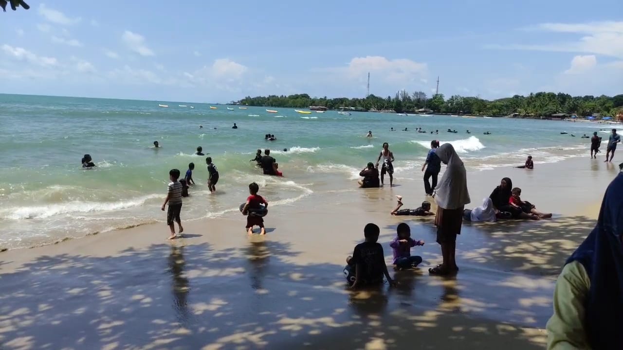 Momen libur Natal 2025 dan menjelang Tahun Baru 2026 dimanfaatkan masyarakat untuk berwisata ke Pantai Carita (Bantentv.com/ Rangga)