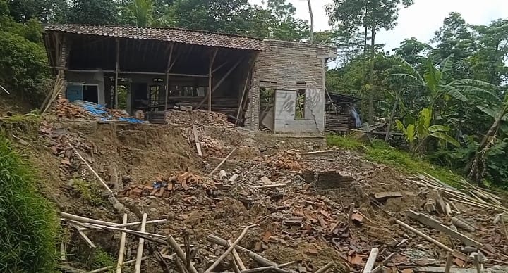 Rumah warga di Desa Cigoong Utara rusak akibat pergerakan tanah yang dipicu dengan hujan berkepanjangan (Bantentv.com/ Nano)