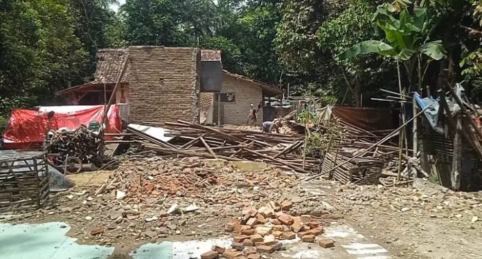 Rumah warga di Desa Cigoong Utara rusak akibat pergerakan tanah yang dipicu dengan hujan berkepanjangan (Bantentv.com/ Nano)