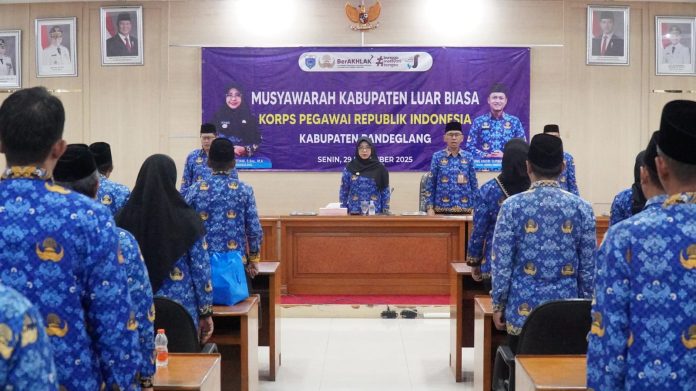 Sekretaris Daerah (Sekda) Kabupaten Pandeglang, Asep Rahmat dikukuhkan sebagai Ketua Dewan Pengurus Korpri Kabupaten Pandeglang (Bantentv.com/ Rangga)