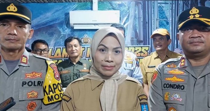 Bupati Serang Ratu Rachmatuzakiyah saat diwawancarai wartawan di Pospom Cikande Modern (Bantentv.com/ Riki)