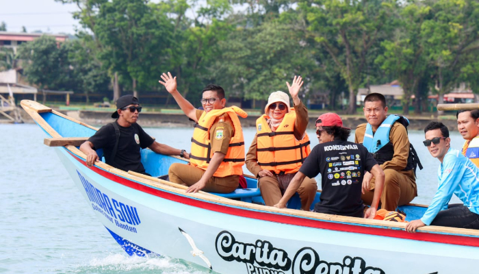 Gubernur Banten Andra Soni saat melakukan pemantauan Siaga Wisata Nataru di Pantai Florida, Kecamatan Cinangka, Kabupaten Serang. (Foto: Dok. Adpim Banten)