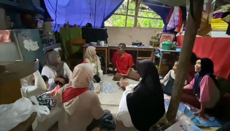 Alumni SMPN 2 Cibadak Berikan Bantuan untuk Cacang, Honorer yang Hidup dalam Keterbatasan. (Foto: Bantentv.com)