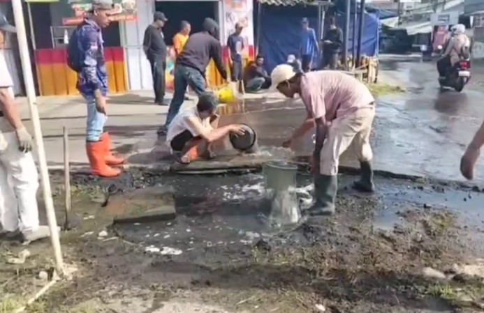 Warga kecamatan Jombang Wetan, kota Cilegon, bergotong royong membersihkan drainase (Bantentv.com/ Ali)