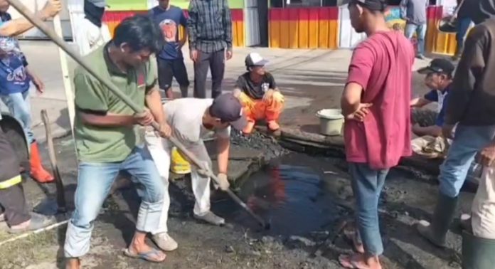 Warga kecamatan Jombang Wetan, kota Cilegon, bergotong royong membersihkan drainase (Bantentv.com/ Ali)