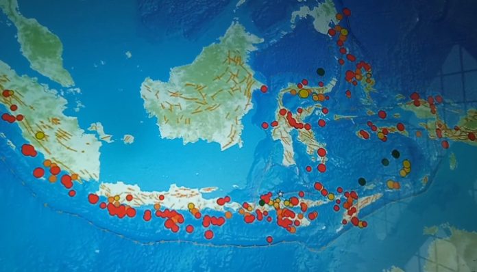 Peta Wilayah Indonesia Yang Dipenuhi Titik-Titik Berwarna Merah, Kuning, Dan Oranye