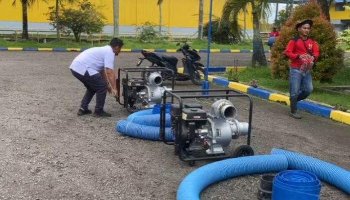 Balai Pengelola Bendung Pamarayan Baru mengerahkan enam unit alat pompa air (alkon) untuk mempercepat penanganan banjir di tiga titik wilayah Kabupaten Serang. (Foto: Bantentv.com)