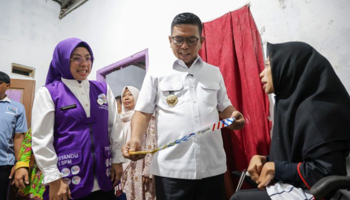 Andra Soni didampingi Ketua TP PKK Provinsi Banten Tinawati Andra Soni saat mengunjungi Handayani atlet paralimpik Cilegon peraih Emas ASEAN, di kediamannya di Cilegon. (Foto: Dok. Adpim Banten)