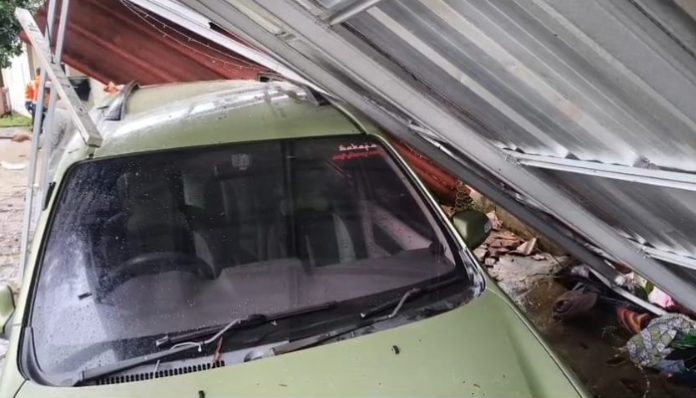 Angin Puting Beliung Terjang Carita Pandeglang, 10 Rumah Warga Rusak. (Foto: Bantentv.com)