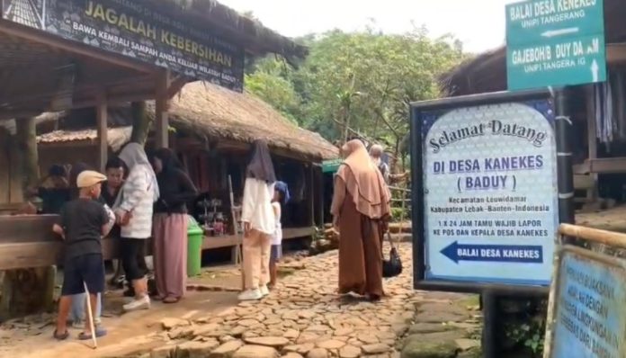 Kawasan adat Baduy menjadi magnet wisatawan saat libur tahun baru 2026 (Bantentv.com/ Nano)