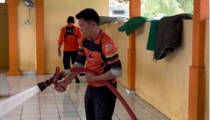 Banjir Kota Serang Mulai Surut, BPBD Fokus Bersihkan Sekolah dan Fasum. (Foto: Bantentv.com)