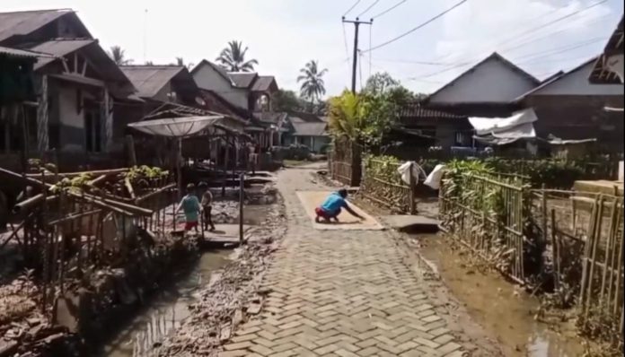 Banjir Surut, Akses Desa Sumur Batu Pandeglang Kembali Normal. (Foto: Bantentv.com)