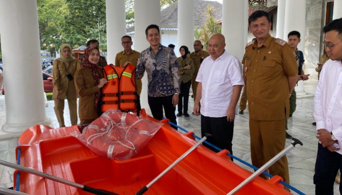 Pemkab Serang Terima CSR 5 Rescue Boat dari Aquatec. (Foto: Istimewa)