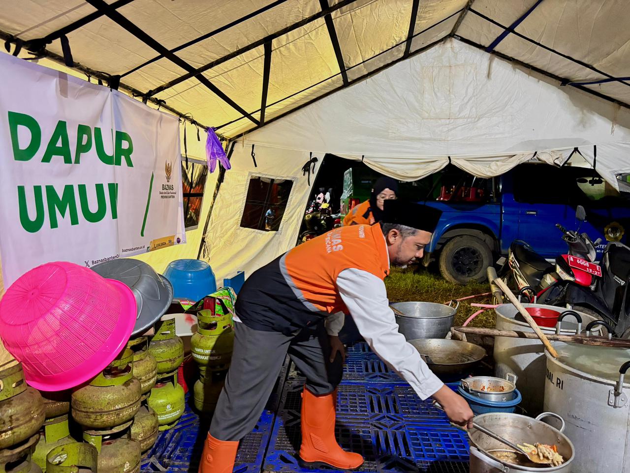 BAZNAS Banten  membuka dapur umum pasca banjir dan longsor di Padarincang (Bantentv.com/ Lilik)