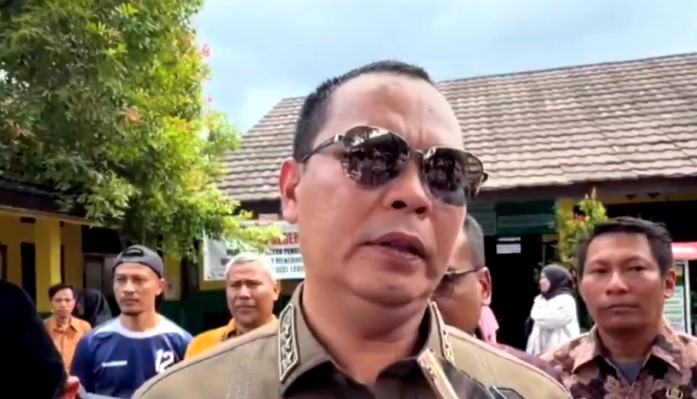 Wali Kota Serang bersama Kepala Dindikbud serta Kepala Dinas PUPR Kota Serang meninjau kondisi SDN Ciputat yang tergenang banjir (Bantentv.com/ Jaya)