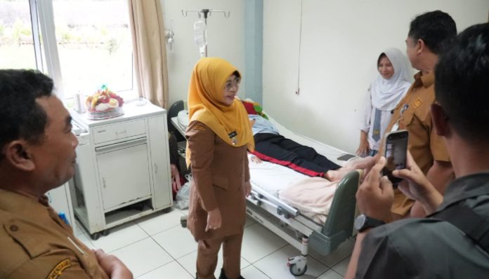 Bupati Pandeglang Jenguk Siswa Tertimpa Tiang Baliho, Dua Dirawat.