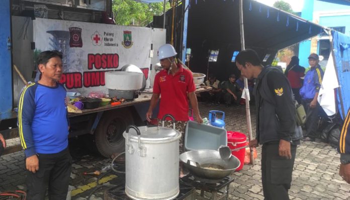 PMI dan Pemkot Cilegon Siagakan Dapur Umum, Bantu Korban Banjir Kecamatan Cibeber. (Bantentv.com)