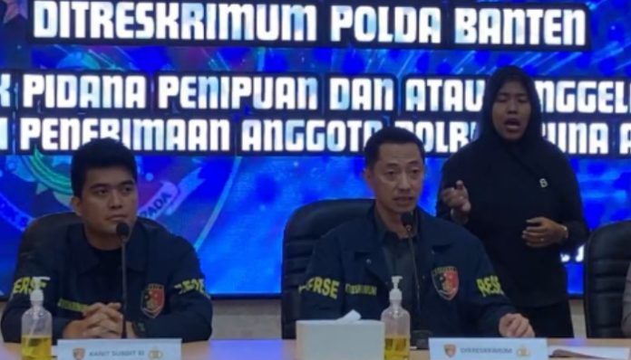 Direktur Reserse Kriminal Umum Polda Banten Kombes Pol Dian Setyawan, menjelaskan kronologi kasus penipuan Akpol dalam konferensi pers, Kamis (15/1). (Foto: Bantentv.com)