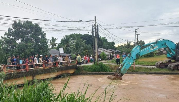 Ekskavator Mengangkat Sedimentasi Sungai