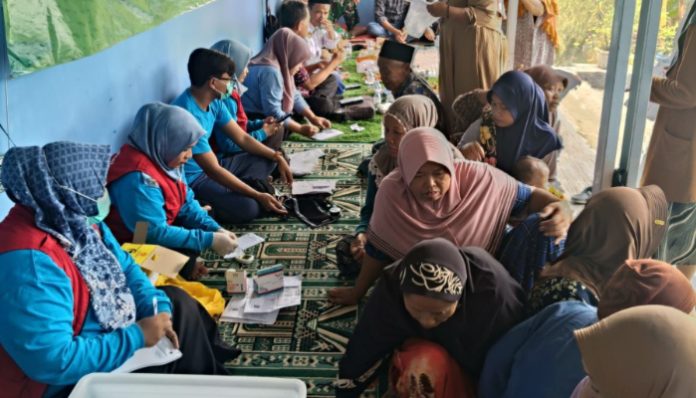 Petugas kesehatan Puskemas Jawilan sedang melakukan pemeriksaan terhadap warga yang terdampak banjir di Desa Majasari (Bantentv.com/ Riki)