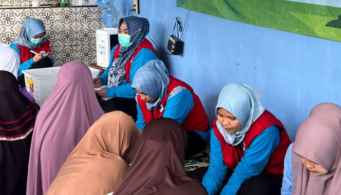 Petugas kesehatan Puskemas Jawilan sedang melakukan pemeriksaan terhadap warga yang terdampak banjir di Desa Majasari (Bantentv.com/ Riki)