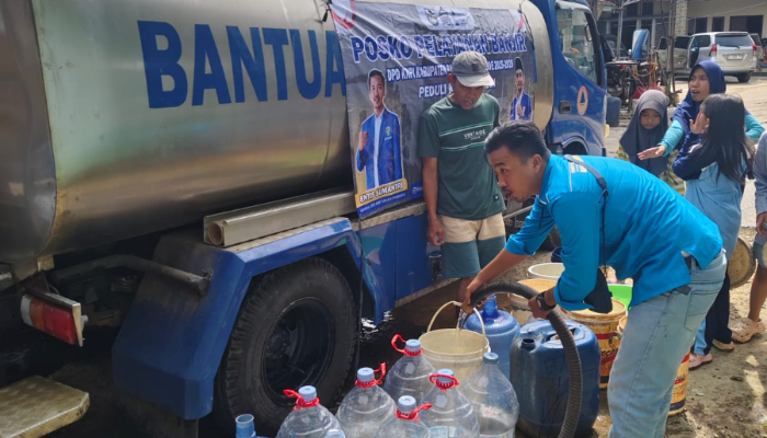 Anggota KNPI dan BPBD pandeglang saat menyalurkan bantuan air bersih (Bantentv.com/ Rangga)