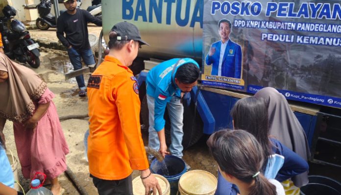 Anggota KNPI dan BPBD pandeglang saat menyalurkan bantuan air bersih (Bantentv.com/ Rangga)