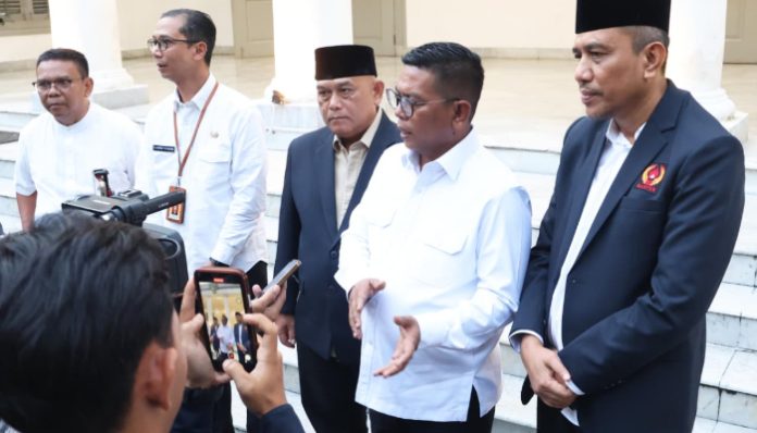Gubernur Banten Andra Soni memberikan keterangan kepada wartawan usai menerima audiensi pengurus KONI Provinsi Banten di Gedung Negara Provinsi Banten, Kota Serang, Jumat (23/1/2026). (Foto: Adpim Banten_