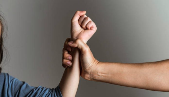 Ilustrasi Tangan Orang Dewasa Menggapai Tangan Anak (Foto/iStockphoto)