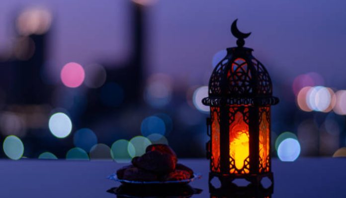 Ilustrasi lentera bernuansa Islami yang menandakan puasa ramadan 2026 (Foto/iStockphoto)