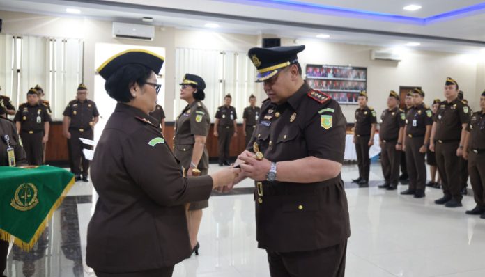 Kajati Banten Bernadeta Maria Erna Elastiyani melantik dan mengambil sumpah jabatan Kajari Kabupaten Tangerang, di Aula Kejati Banten. (Foto: Istimewa)