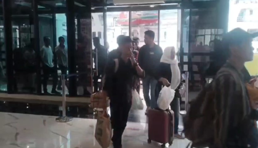 Penumpang mengeluhkan dugaan pungutan pembohong di kapal feri reguler (Bantentv.com/ Ali)