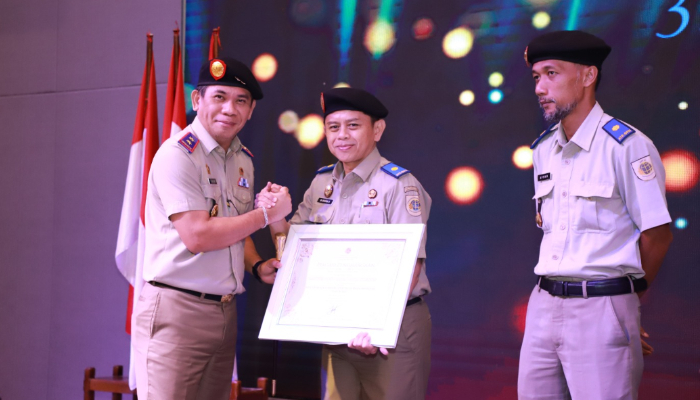 Kepala Kantor Wilayah BPN Provinsi Banten, Harison Mocodompis menyerahkan penghargaan atas capaian kinerja selama tahun 2025. (Foto: Dok. BPN Banten)