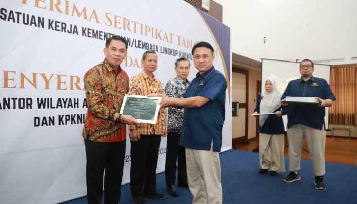 Kepala Kanwil BPN Provinsi Banten, Harison Mocodompis menyerahkan 52 sertipikat tanah Barang Milik Negara (BMN) kepada kementerian dan lembaga di wilayah Banten. (Foto: Dok. BPN Banten)