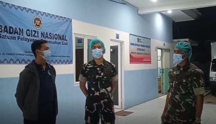 Komandan Kodim (Dandim) 0603 Lebak Letkol Inf I Gede Mahendra Subrata di dapur SPPG Desa Keong, Kecamatan Cibadak. (Foto: Bantentv.com)