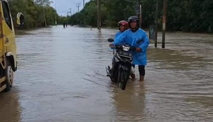 Kondisi Jalan Raya Nasional Panimbang-Cibaliung Terendam Banjir Akibat Curah Hujan Tinggi