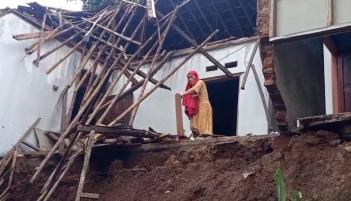 Kondisi rumah Nenek Ibah yang rusak akibat longsor setelah diguyur hujan deras di Kabupaten Pandeglang.
