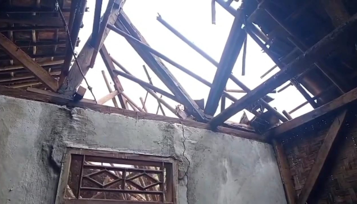 Kondisi rumah Nenek Ibah yang rusak akibat longsor setelah diguyur hujan deras di Kabupaten Pandeglang. 