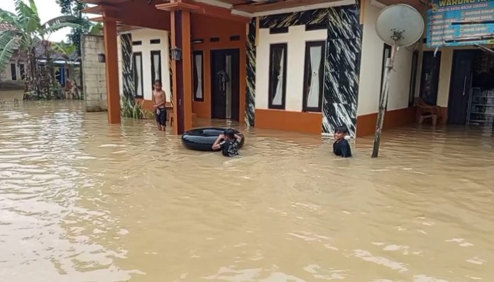 Luapan Sungai Cilemer Rendam Desa Idaman, 1.226 Warga Terjebak Banjir. (Foto: Bantentv.com)