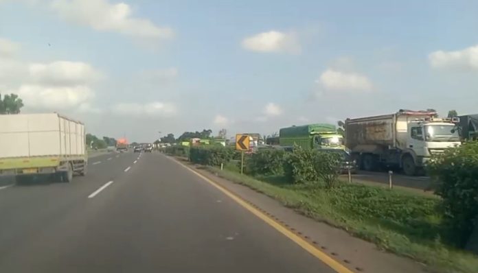 Banjir Picu Kemacetan Panjang di Tol Tangerang–Merak Arah Merak. (Foto: Bantentv.com)