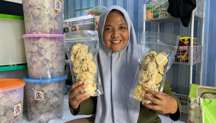 Mamah Cece pembuat keripik tempe aci