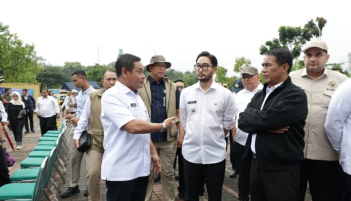 Menteri Pertanian Andi Amran Sulaiman meninjau langsung lokasi longsor di Kecamatan Cisarua, Kabupaten Bandung Barat. (Foto: Dok. Kementan RI)